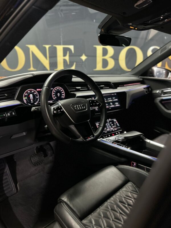 AUDI E-tron Performance Black 2022 - Image 19